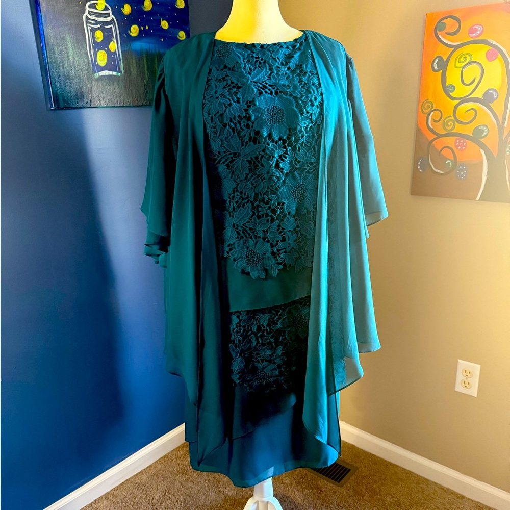 Lace and chiffon tiered dress with chiffon coverlet
Teal size 22W